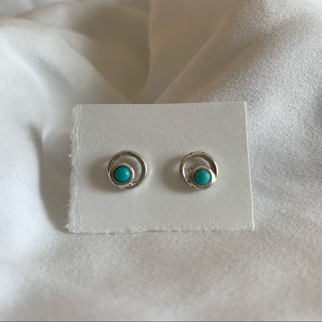 Guc Kenneth Cole Reaction Stud Earrings